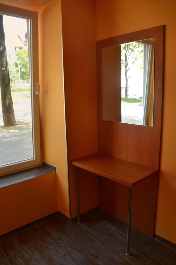 Do Step Inn Central - Self-Service-Hostel เวียนนา ภายนอก รูปภาพ